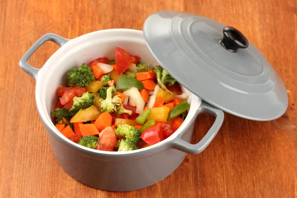 Gemüseeintopf im grauen Topf auf hölzernem Hintergrund — Stockfoto