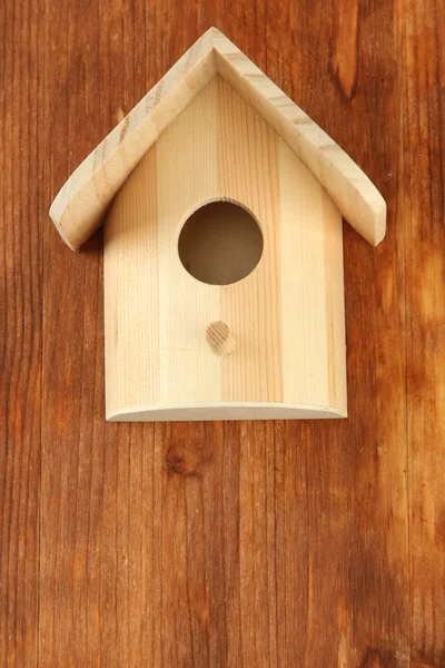 Scatola di nidificazione su sfondo di legno — Foto Stock