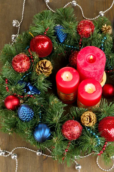 Schöner Weihnachtskranz auf Holztisch in Großaufnahme — Stockfoto