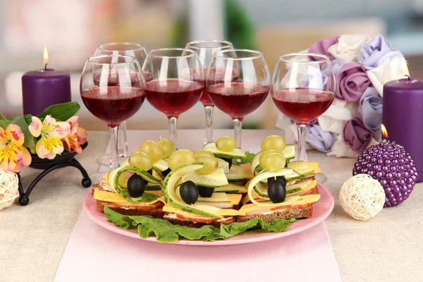 Canapés e vinho no restaurante — Fotografia de Stock