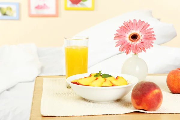 Desayuno ligero en la mesita de noche junto a la cama — Foto de Stock