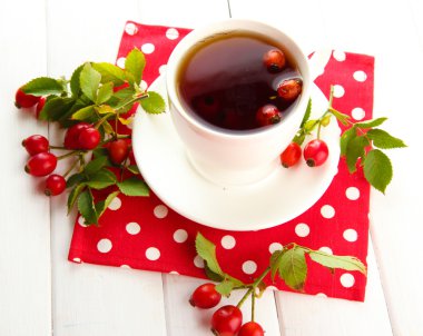 ahşap masa üzerinde hip Güllü çay