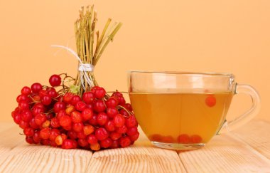 çay tablo bej renkli arka plan üzerinde kırmızı kartopu ile