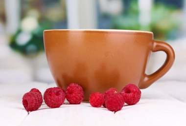 parlak zemin üzerine masada Ahududu Çay