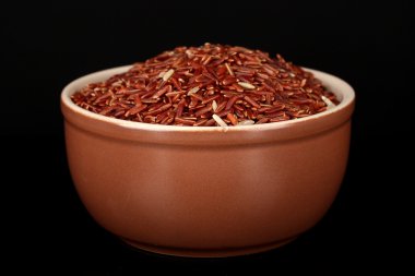 siyah üzerine izole kahverengi kase kırmızı pirinç