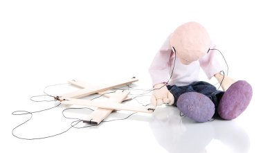 tahta kukla oturma üzerine beyaz izole