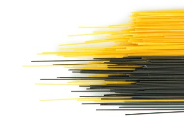 siyah ve sarı spagetti üzerinde beyaz izole