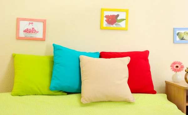Prázdná postel s polštáři a listů v ložnici — Stock fotografie