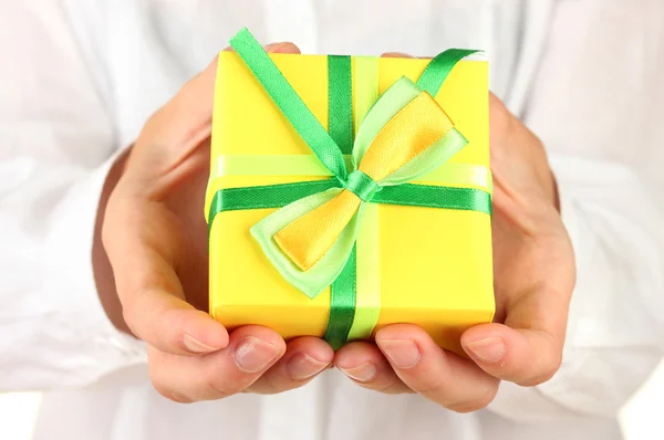 Mujer sostiene una caja con un regalo sobre fondo blanco de cerca —  Fotos de Stock