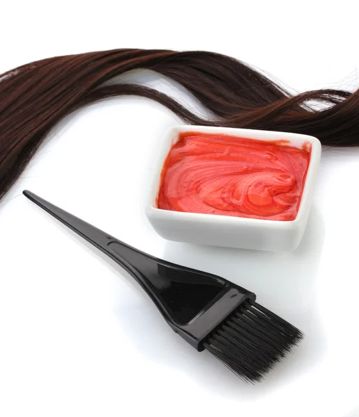 Schale mit Haarfärbemittel und schwarzem Pinsel auf weißem Hintergrund Nahaufnahme — Stockfoto