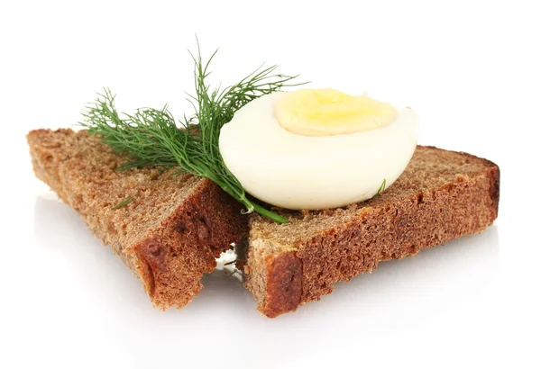 Karanlık ekmeğin üzerine beyaz izole haşlanmış yumurta — Stok fotoğraf