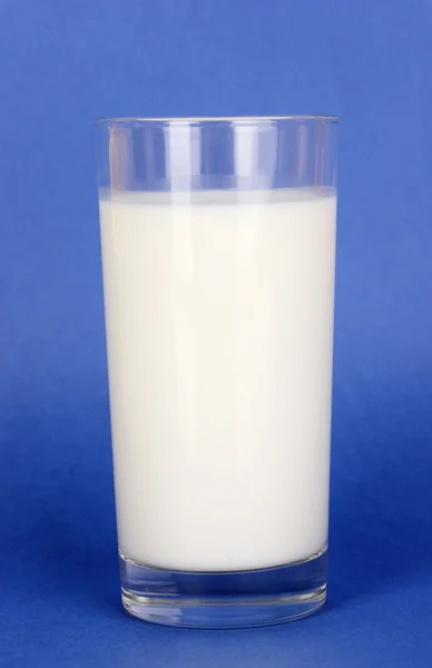 Vaso de leche fresca sobre fondo azul — Foto de Stock