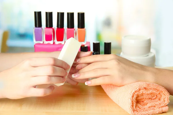 Processo di manicure nel salone di bellezza, da vicino — Foto Stock