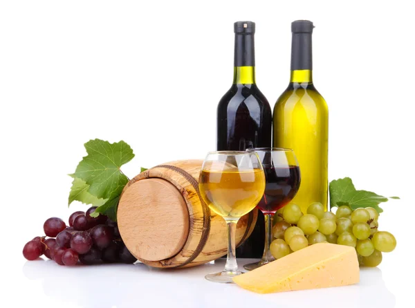 Βαρέλι, μπουκάλια και ποτήρια κρασί, τυρί και σταφύλια, απομονωμένα σε λευκό — Φωτογραφία Αρχείου