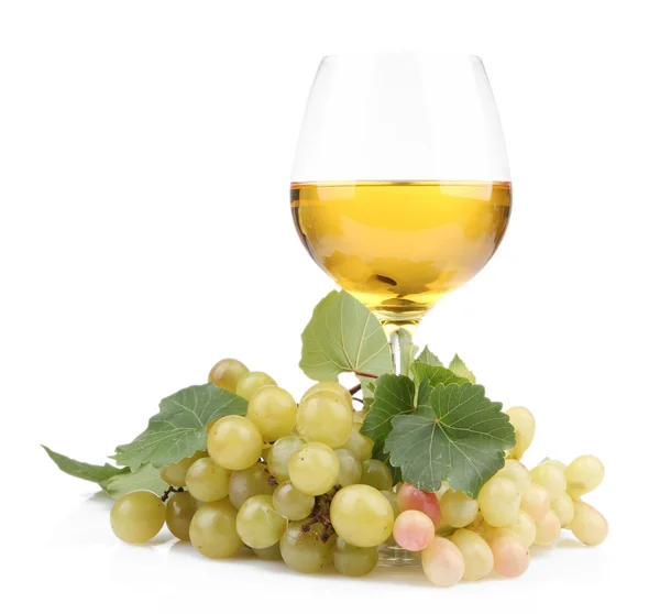 Ποτήρι κρασί και σταφύλια, απομονωμένα σε λευκό — Φωτογραφία Αρχείου