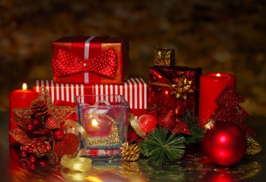 koyu arka plan üzerinde Noel dekorasyon ve hediye kutuları