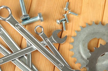 Makina dişli, metal cogwheels, civata ahşap zemin üzerinde