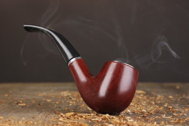 boru ve siyah arka plan üzerine ahşap masa üzerinde tütün Sigara