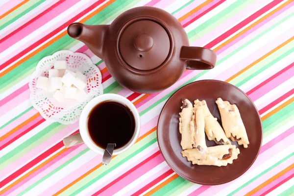 Widok z góry o filiżankę herbaty i czajnik na kolorowe obrusy — Zdjęcie stockowe