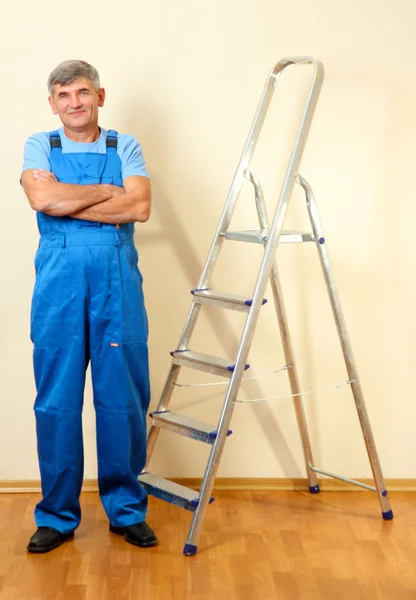 Handwerker im Haus nahe der Mauer — Stockfoto