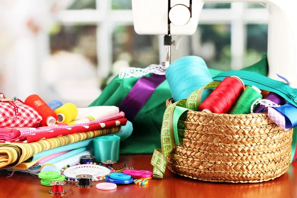 dikiş makinesi ve kumaş aydınlık arka plan üzerinde