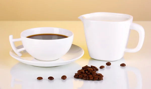 Filiżanki mocnej kawy i słodki krem na żółtym tle — Zdjęcie stockowe