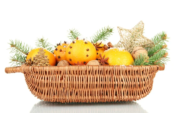 Composición navideña en cesta con naranjas y abeto, aislado en blanco —  Fotos de Stock