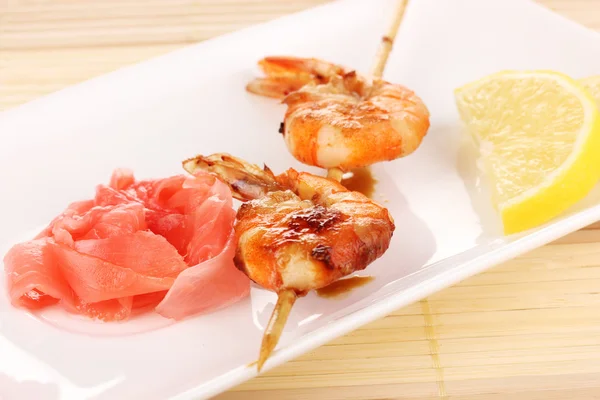Pinchos de camarón en plato con jengibre y limón —  Fotos de Stock