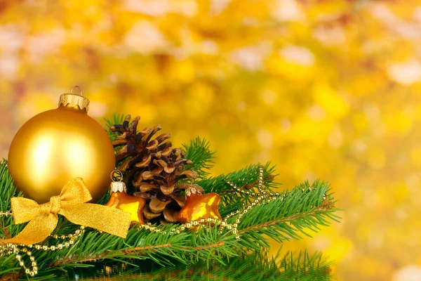 Kerstdecoratie op gele achtergrond — Stockfoto