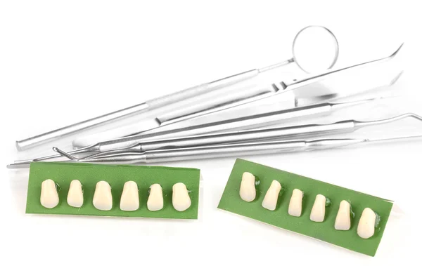 Dentadura com ferramentas dentárias isoladas em branco — Fotografia de Stock