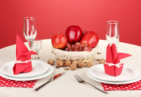 De instelling van de tabel in rode tinten op kleur achtergrond — Stockfoto