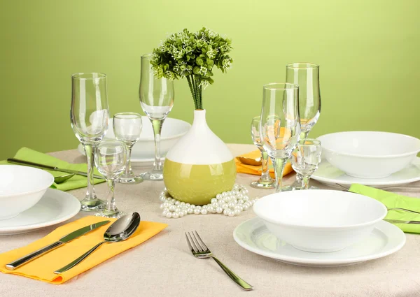 Tischdekoration in Grün- und Gelbtönen auf farbigem Hintergrund — Stockfoto