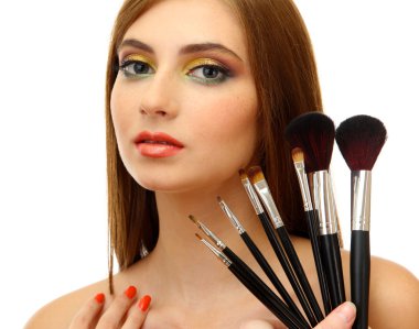 Makyaj fırçaları, üzerinde beyaz izole ile güzel bir kadın portresi