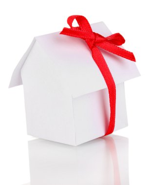 Şerit üzerinde beyaz izole ile küçük ev