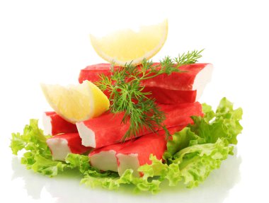 Yengeç sopa üzerinde beyaz izole limon, marul yaprakları üzerinde