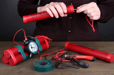 siyah arka plan üzerine ahşap masa üzerinde timebomb insan yapar