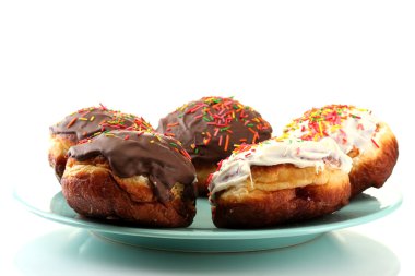 renkli plaka üzerinde beyaz izole lezzetli börekler