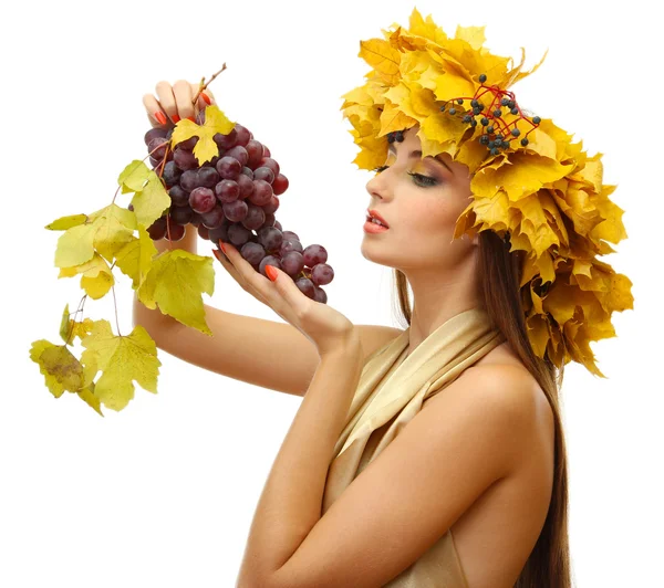Mooie jonge vrouw met gele herfst krans en druiven, geïsoleerd op wit — Stockfoto