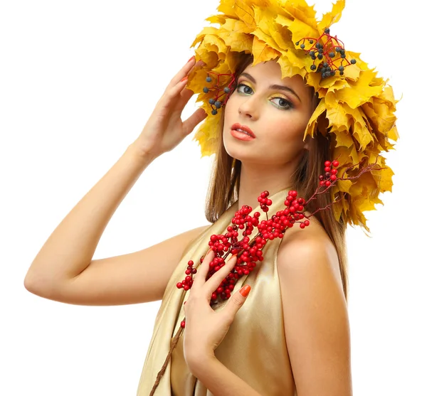 Mooie jonge vrouw met gele herfst krans en rode bessen, geïsoleerd op wit — Stockfoto