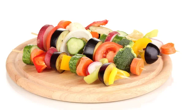 Verduras en rodajas sobre picos de madera aislados sobre blanco — Foto de Stock