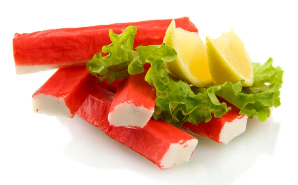 Palitos de cangrejo sobre hojas de lechuga con limón, aislados sobre blanco —  Fotos de Stock