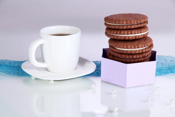 Kremsi katman ve mor zemin üzerine kahve fincan çikolata kurabiye — Stok fotoğraf