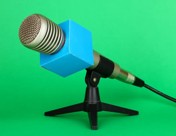 Mikrofon na stojaku na zielonym tle — Zdjęcie stockowe