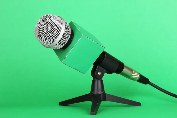 Microfone em stand no fundo verde — Fotografia de Stock