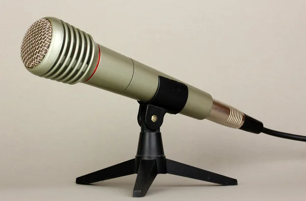 Mikrofon na szarym tle — Zdjęcie stockowe