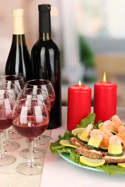 Canapes and wine in restaurant — Stock Photo, Image