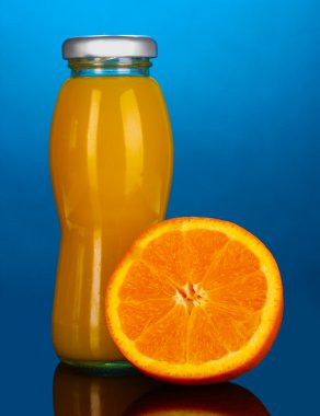 bir şişe ve yanındaki turuncu renkli arka plan üzerinde nefis portakal suyu
