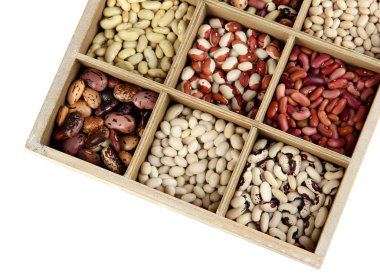beyaz izole ahşap kutu bölümlerde çeşitli fasulye