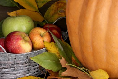 Ahşap ahşap arka plan yakın çekim masaya üzerinde kabak ile mükemmel sonbahar natürmort