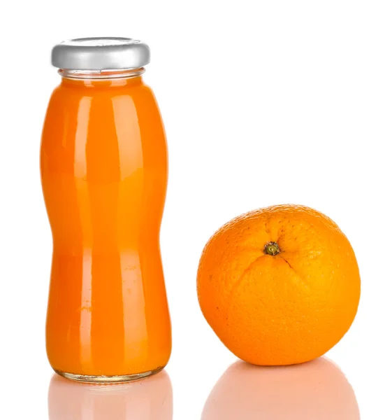 Bir şişe ve turuncu beyaz izole yanında nefis portakal suyu — Stok fotoğraf